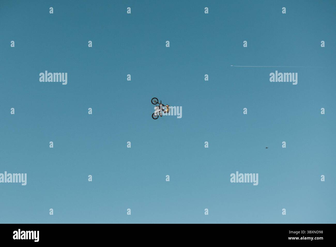 PAGINE DI TOM viste durante Flight Mode 2021 Motocross Freestyle, B.A.S.E. Jumping Event. Dopo una corsa freestyle a tre trick sulle strade pedonali del famoso resort alpino, Pages si spostò in quarta marcia e accelerò su una rampa alta sette metri (la rampa standard è in media di 2 m) a 80 km/h. Il francese non ha mai avuto paura di superare i limiti del motocross freestyle e di imporre il proprio stile con la sua ultima impresa mozzafiato, vedendo il multiplo campione di Red Bull X-Fighters inaugurare la nuova stagione sportiva invernale grazie a un primo trick mondiale. Foto Stock