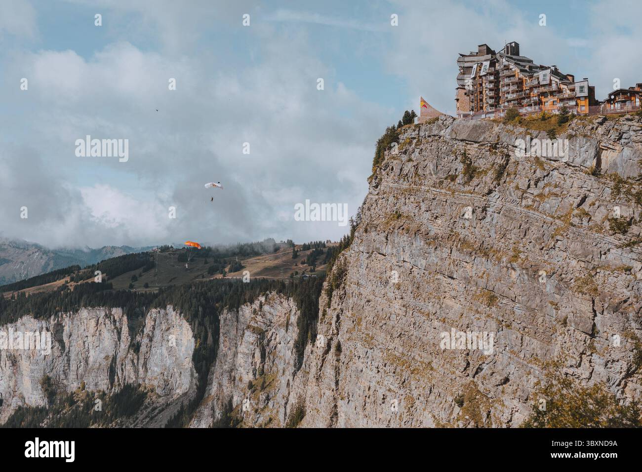 PAGINE DI TOM viste durante Flight Mode 2021 Motocross Freestyle, B.A.S.E. Jumping Event. Dopo una corsa freestyle a tre trick sulle strade pedonali del famoso resort alpino, Pages si spostò in quarta marcia e accelerò su una rampa alta sette metri (la rampa standard è in media di 2 m) a 80 km/h. Il francese non ha mai avuto paura di superare i limiti del motocross freestyle e di imporre il proprio stile con la sua ultima impresa mozzafiato, vedendo il multiplo campione di Red Bull X-Fighters inaugurare la nuova stagione sportiva invernale grazie a un primo trick mondiale. Foto Stock