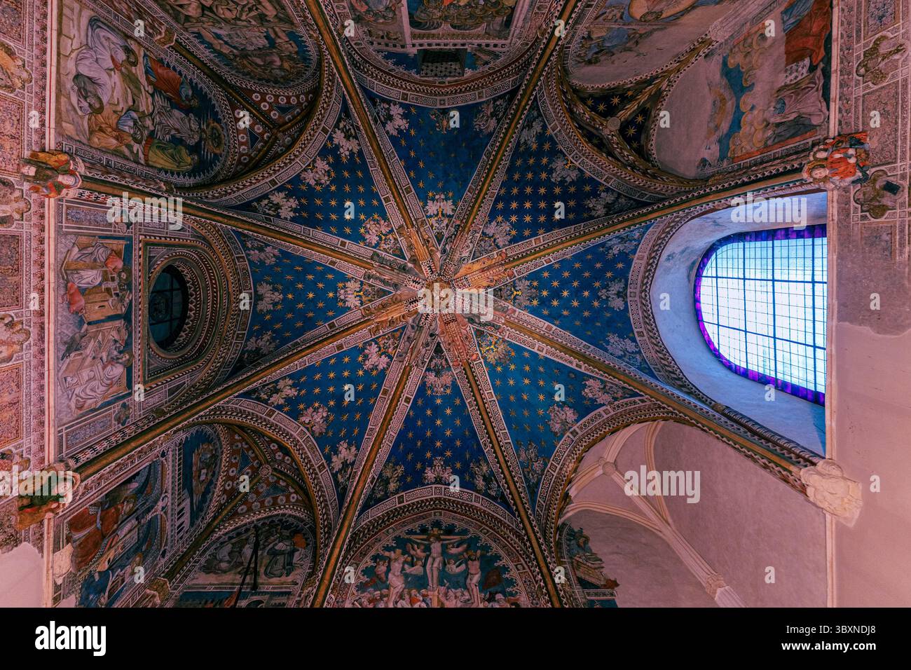 L'arte del soffitto della chiesa stellata adorna la cattedrale di Toledo, la cui costruzione è iniziata nel 1227. Il soffitto presenta anche figure religiose e disegni decorati Foto Stock