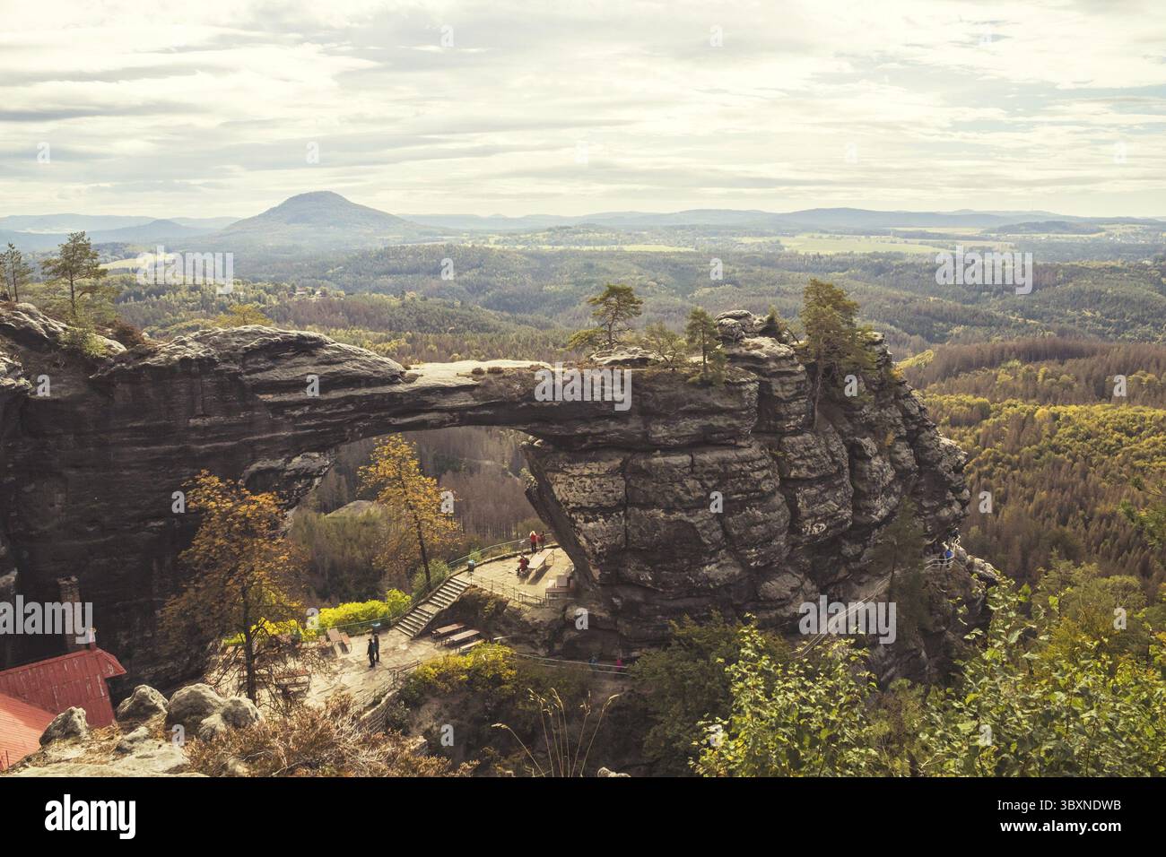 Pravcicka brana - una stretta formazione rocciosa nella Svizzera boema, nella Repubblica Ceca, il più grande arco di arenaria naturale d'Europa, monumento nella sabbia dell'Elba Foto Stock
