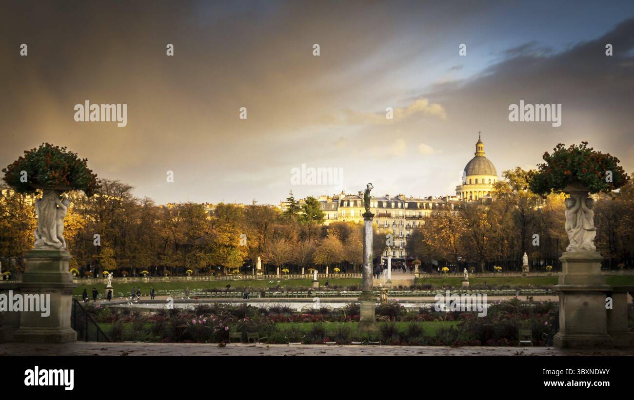 Paesaggio del giardino del Lussemburgo a Parigi con un incredibile tramonto colorato cielo dopo una tempesta Foto Stock
