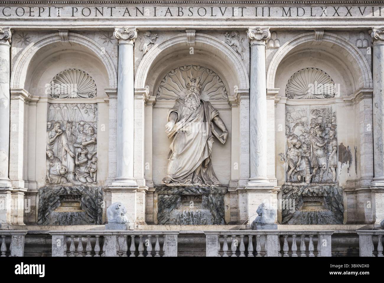 Fontana pubblica romana chiamata Fontana dell'acqua felice nel cuore della città di Roma Foto Stock