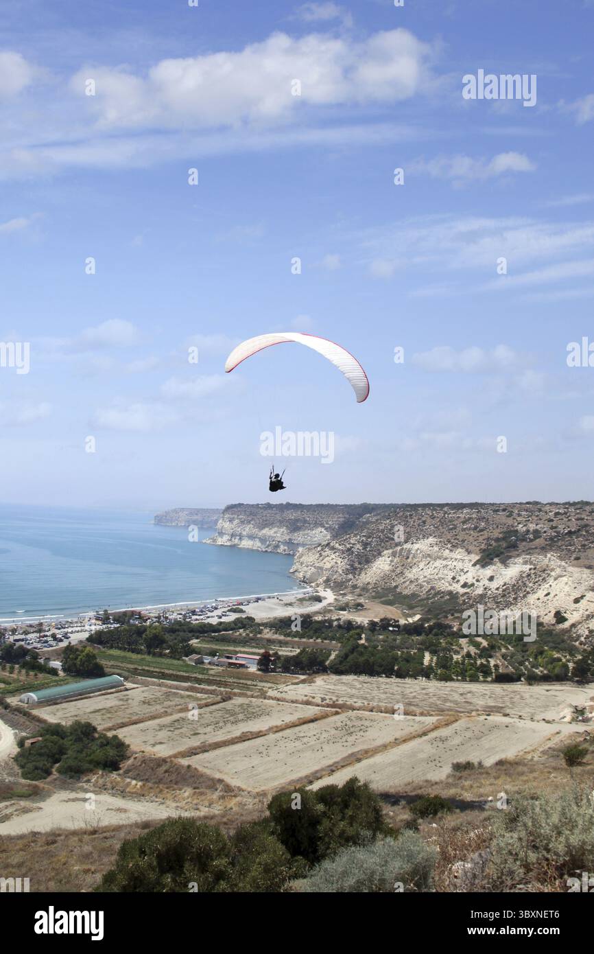 Volo in parapendio nel cielo, Kourion, Cipro, un quadro verticale Foto Stock
