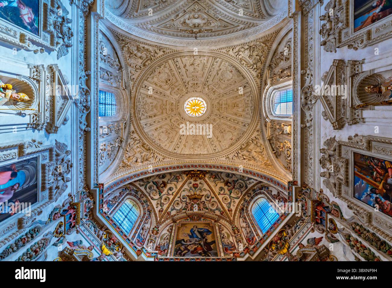 Heavenly Church Art adorna l'architettura della Certosa di Granada, situata in Andalusia, Spagna. I dettagli intricati e i disegni decorati mostrano Foto Stock