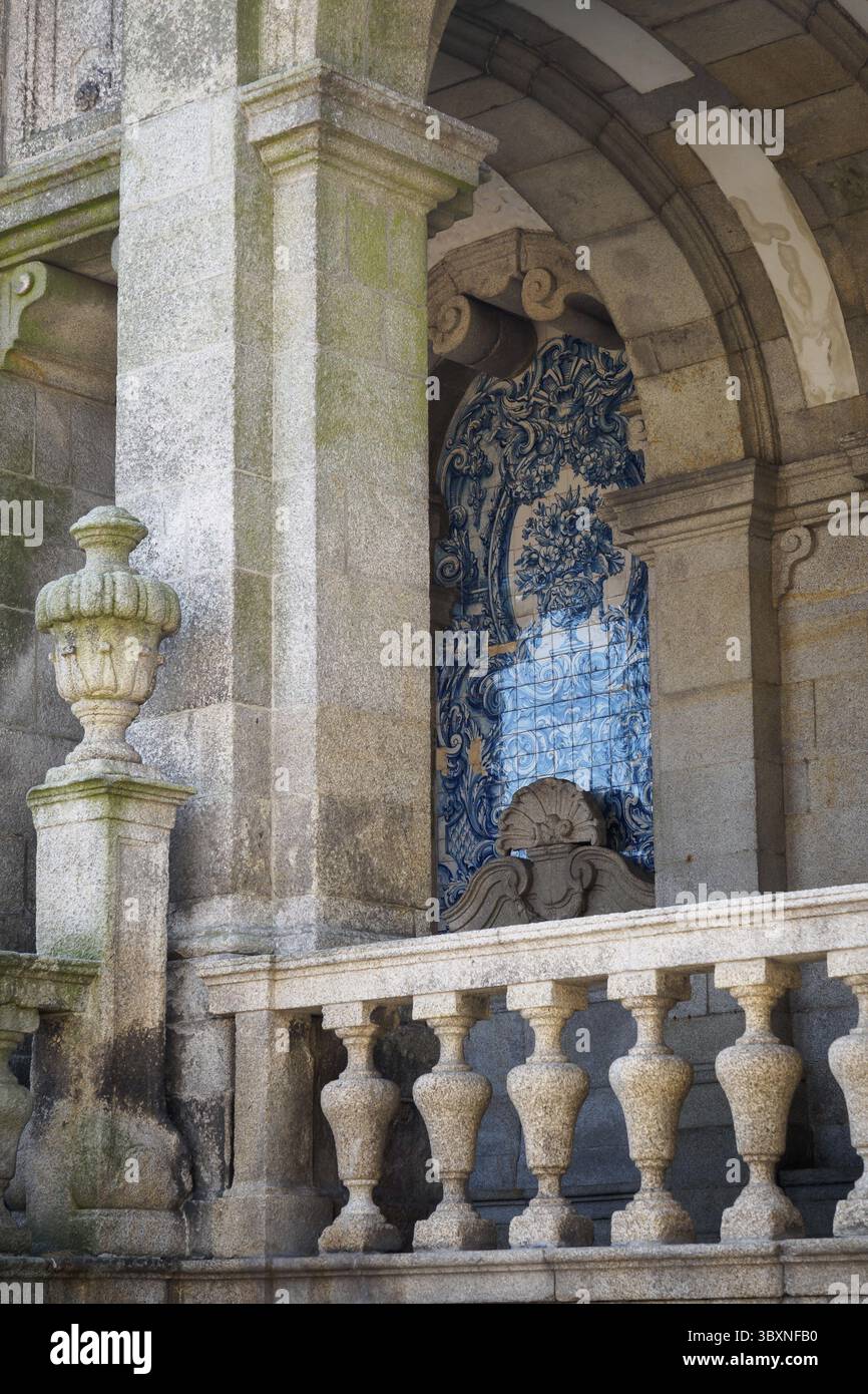 Passaggio della cattedrale di Porto con i suoi famosi affreschi ad Azulejos, Portogallo Foto Stock
