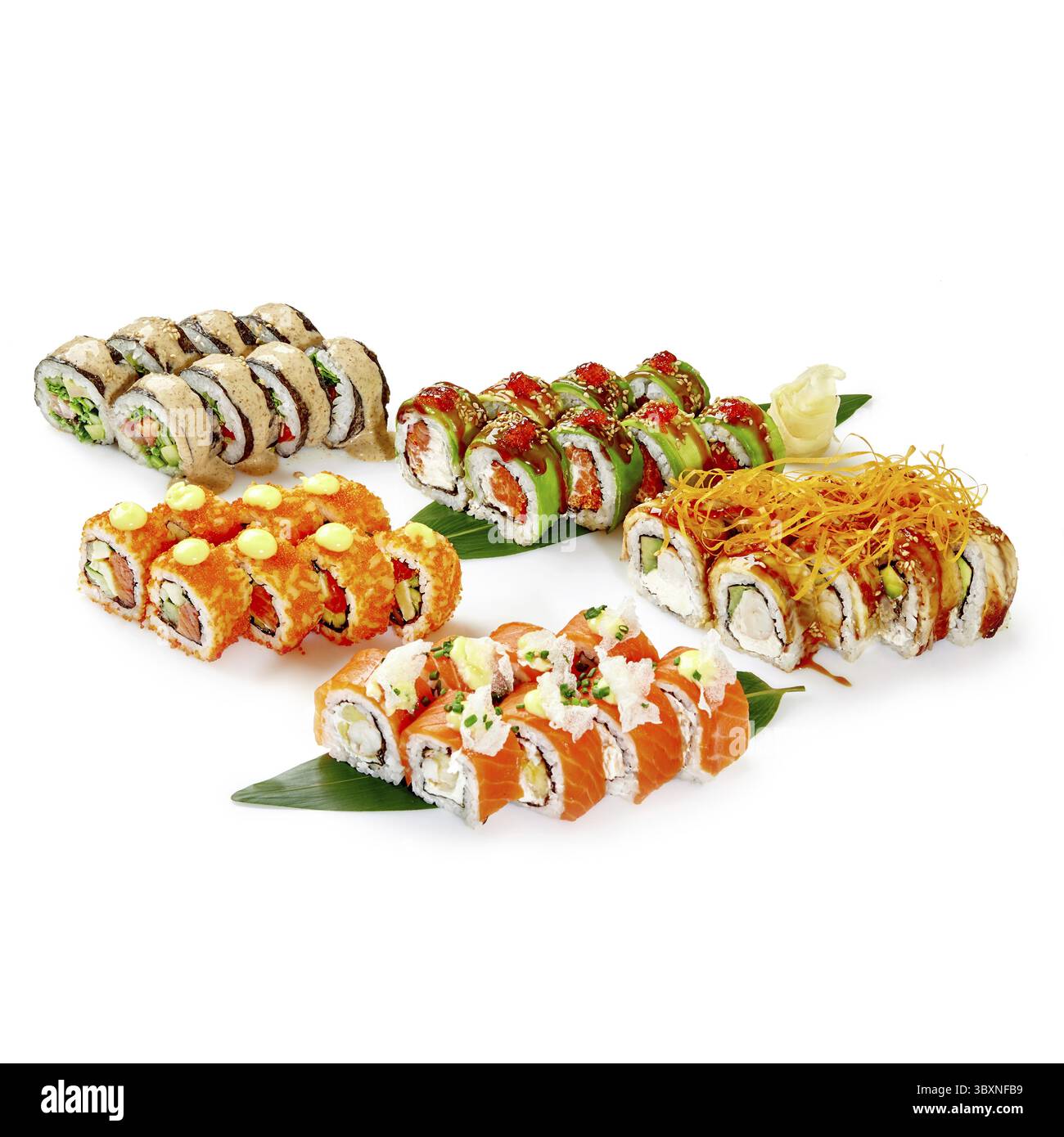 Ampia selezione di sushi con salmone, anguilla e gamberi, guarniti con uova di pesce, maionese piccante e filamenti croccanti, disposti ad arte Foto Stock