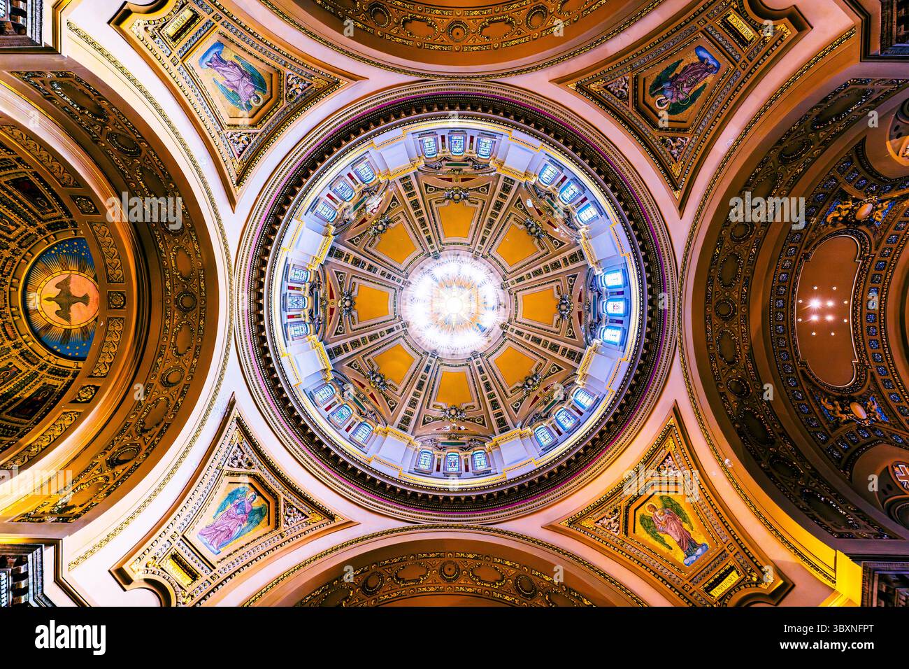 L'arte della cupola celeste è in piena mostra presso la Cattedrale di Saint Paul a Saint Paul, Minnesota, costruita tra il 1906 e il 1915. L'interi Foto Stock