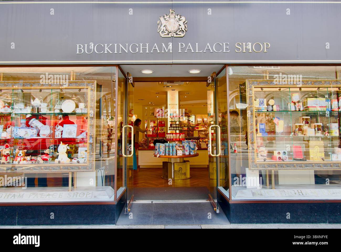 Vetrine e ingresso al Buckingham Palace Shop Buckingham Palace Road Londra Inghilterra Regno Unito Europa Foto Stock