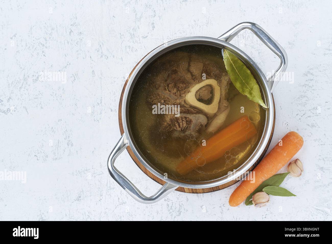 Dieta per brodo osseo Paleo, zuppa di carne di manzo. Cibo a basso contenuto di carboidrati, ricetta di cheto. Ricco brodo di lentezza su manzo e ossa, ebollizione prolungata. Cucina lunga io Foto Stock