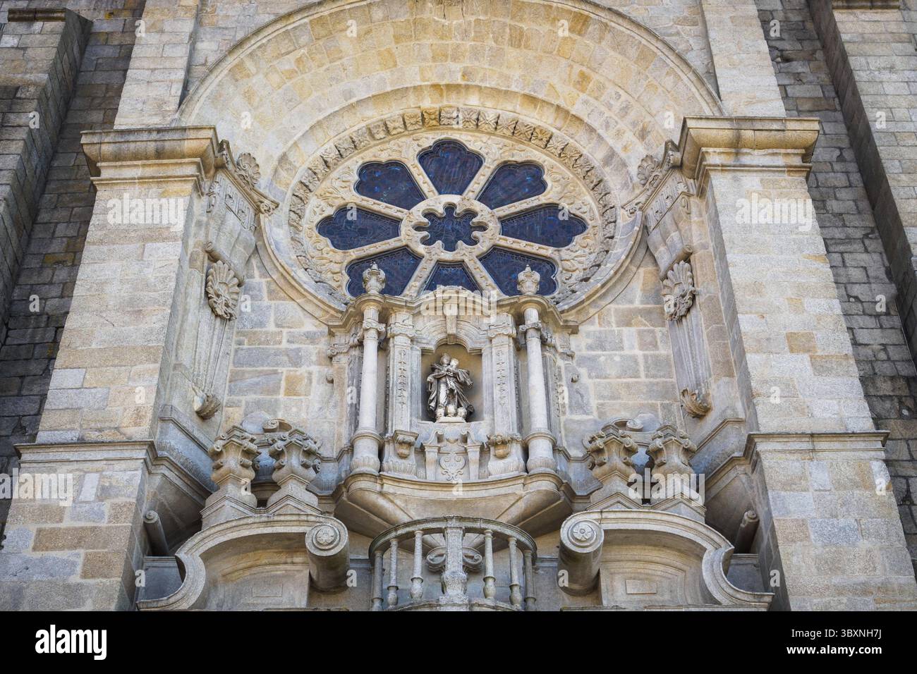 Dettagli della facciata della cattedrale di Porto, Portogallo Foto Stock