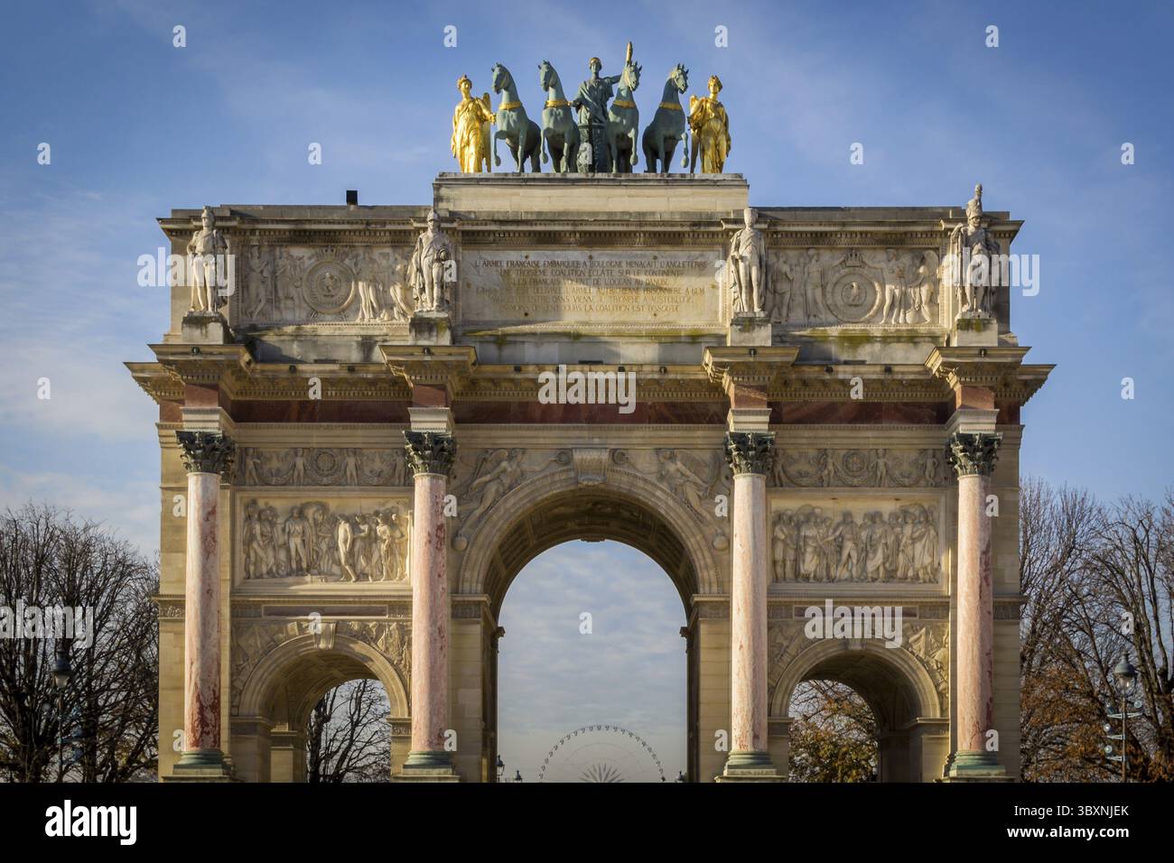 Arc du Carrousel du Louvre nel Giardino delle Tuileries sotto un bel inverno cielo blu a Parigi Foto Stock