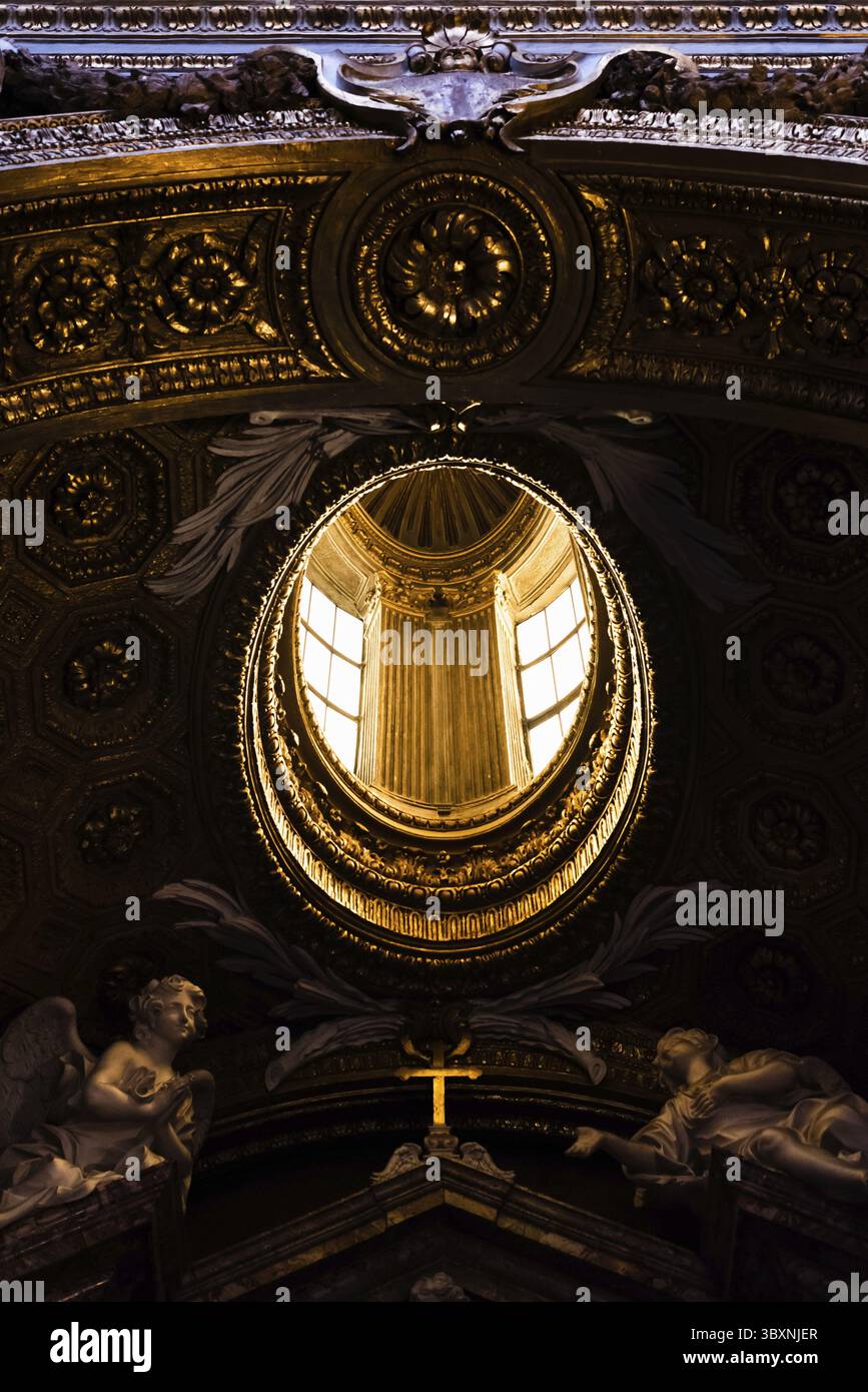 Lucernario su statue di angeli sul soffitto di una chiesa a Roma, Italia Foto Stock