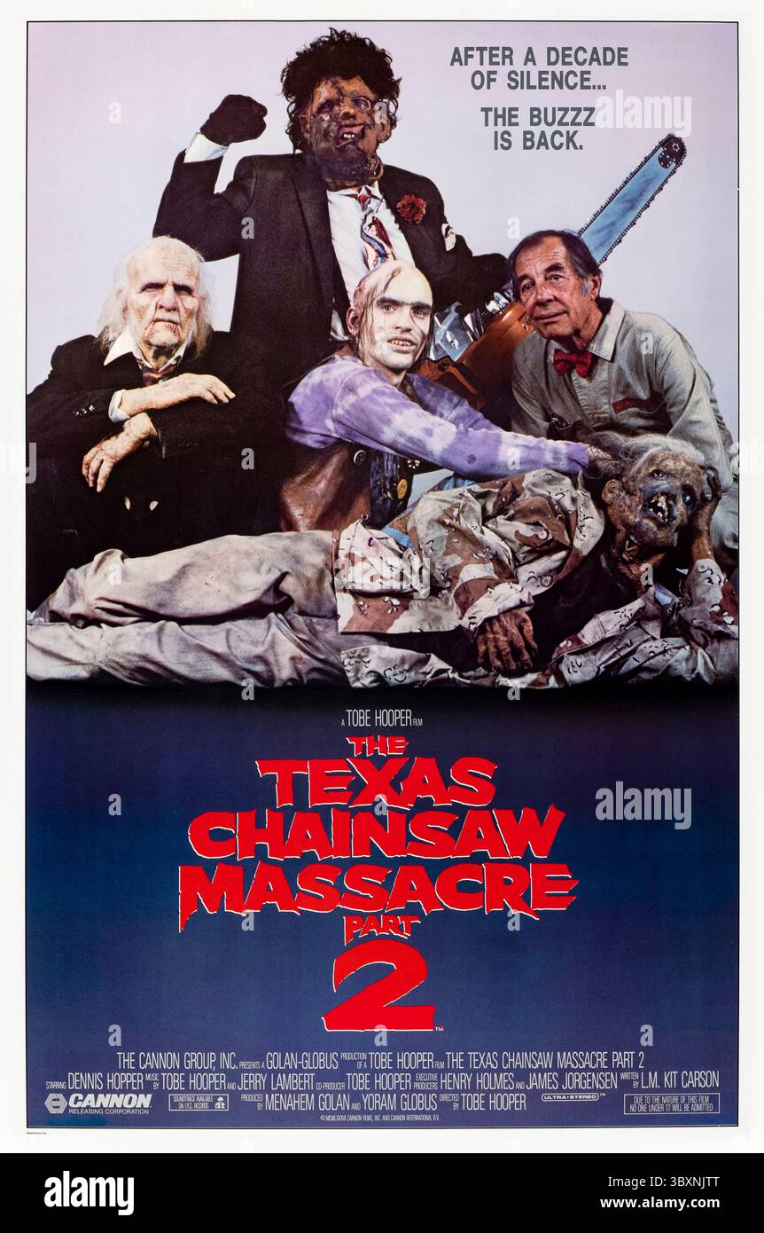 The Texas Chainsaw Massacre 2 (1986) diretto da Tobe Hooper e interpretato da Dennis Hopper, Caroline Williams e Bill Johnson. Un ex Texas Ranger dà la caccia alla cannibalistica famiglia Sawyer mentre un DJ radiofonico viene trascinato nella loro tana sotterranea in questo oscuro sequel horror comico. Fotografia di un poster originale del 1986 USA a un foglio SOLO PER USO EDITORIALE. Credito: BFA / Cannon Group Foto Stock