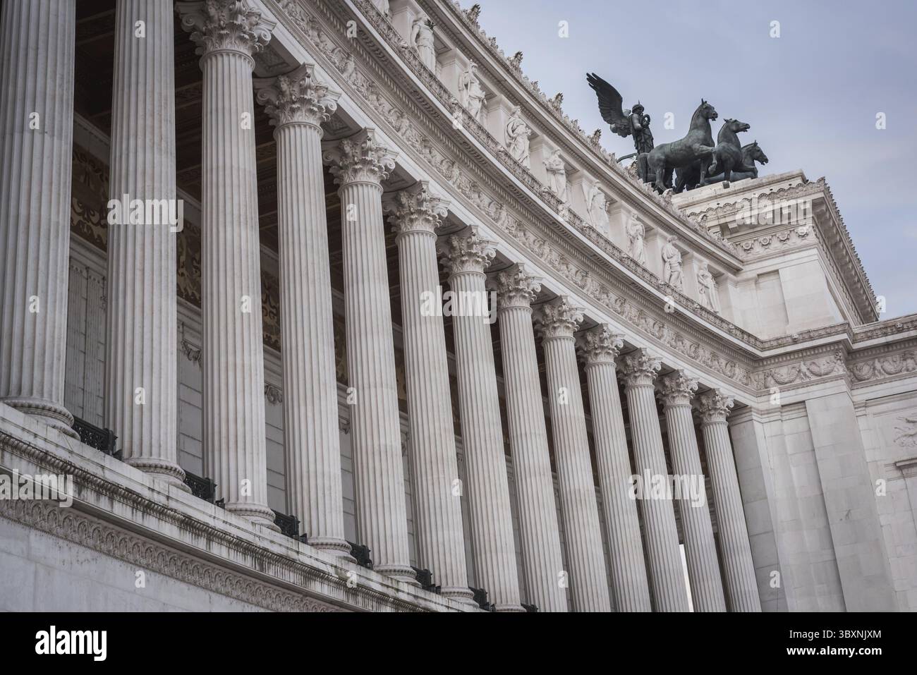 Colonne e la statua del monumento a Vittorio Emanuele II a Roma Italia Foto Stock