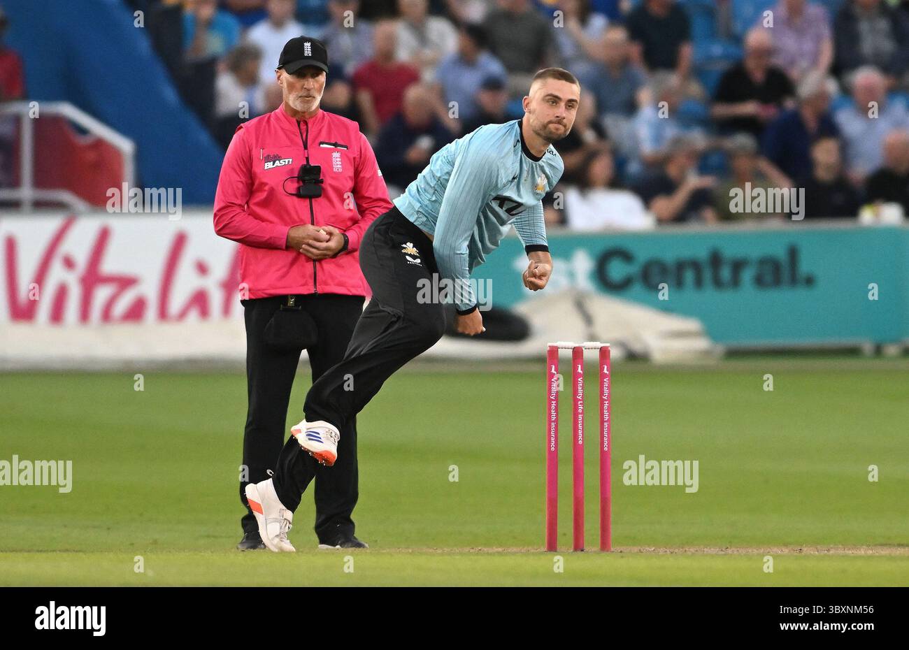 Hove UK 18 luglio 2025 - Will Jacks bowling per Surrey durante la partita di cricket T20 Vitality Blast tra Sussex Sharks e Surrey al 1° Central County Ground di Hove: Credit Simon Dack /TPI/ Alamy Live News Foto Stock
