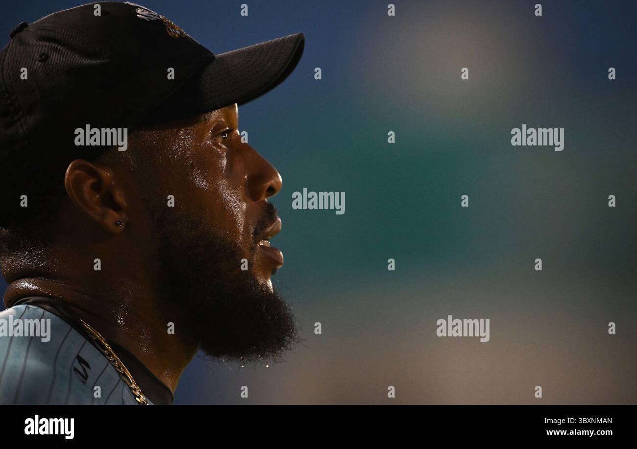 Hove UK 18 luglio 2025 - Chris Jordan del Surrey durante la partita di cricket T20 Vitality Blast tra Sussex Sharks e Surrey al 1st Central County Ground di Hove: Credit Simon Dack /TPI/ Alamy Live News Foto Stock