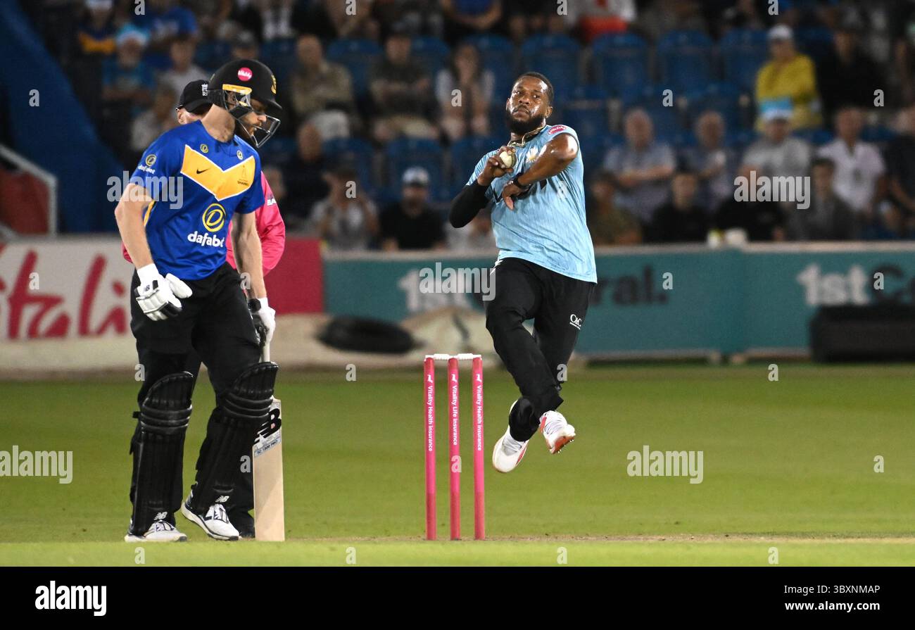 Hove UK 18 luglio 2025 - Chris Jordan bowling per Surrey durante la partita di cricket T20 Vitality Blast tra Sussex Sharks e Surrey al 1° Central County Ground di Hove: Credit Simon Dack /TPI/ Alamy Live News Foto Stock