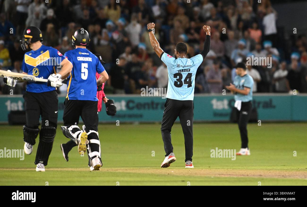 Hove UK 18 luglio 2025 - Chris Jordan festeggia durante la partita di cricket T20 Vitality Blast tra Sussex Sharks e Surrey al 1° Central County Ground di Hove: Credit Simon Dack /TPI/ Alamy Live News Foto Stock