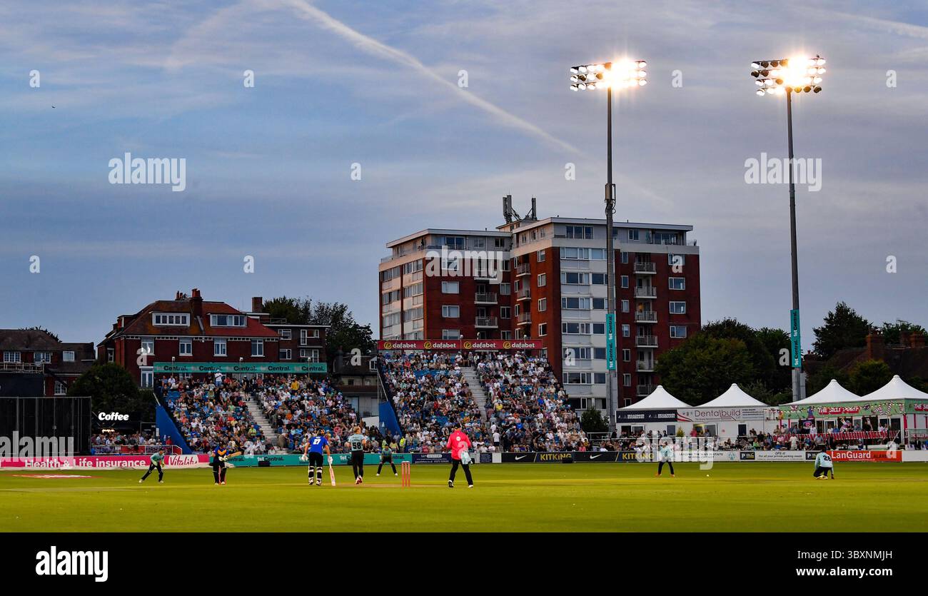 Hove UK 18 luglio 2025 - Una folla di persone che si sono esaurite guarda la partita di cricket T20 Vitality Blast tra Sussex Sharks e Surrey al 1st Central County Ground di Hove: Credit Simon Dack /TPI/ Alamy Live News Foto Stock
