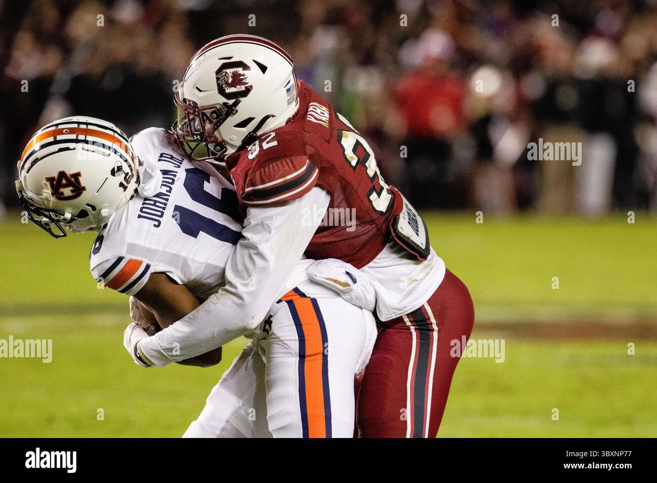 20 novembre 2021: Il wide receiver degli Auburn Tigers Malcolm Johnson Jr. (16) viene affrontato per una sconfitta dal linebacker dei South Carolina Gamecocks Mohamed Kaba (32) durante il secondo quarto del match della SEC al Williams-Brice Stadium di Columbia, SC. (Scott Kinser/Cal Sport Media)(immagine di credito: &Copy; Scott Kinser/CSM tramite cavo ZUMA) Foto Stock
