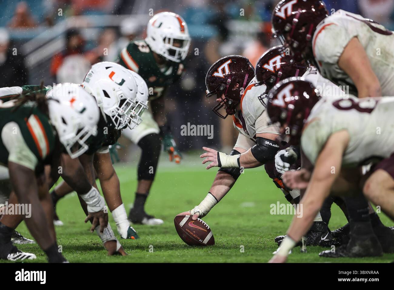 20 novembre 2021, Miami Gardens, Florida, Stati Uniti: 20 novembre, 2021: entrambe le linee della squadra si affrontano prima di uno snap durante la partita tra i Virginia Tech Hokies e i Miami Hurricanes all'Hard Rock Stadium, Miami Gardens, Florida. (Immagine di credito: © Peter Joneleit/ZUMA Press Wire) Foto Stock