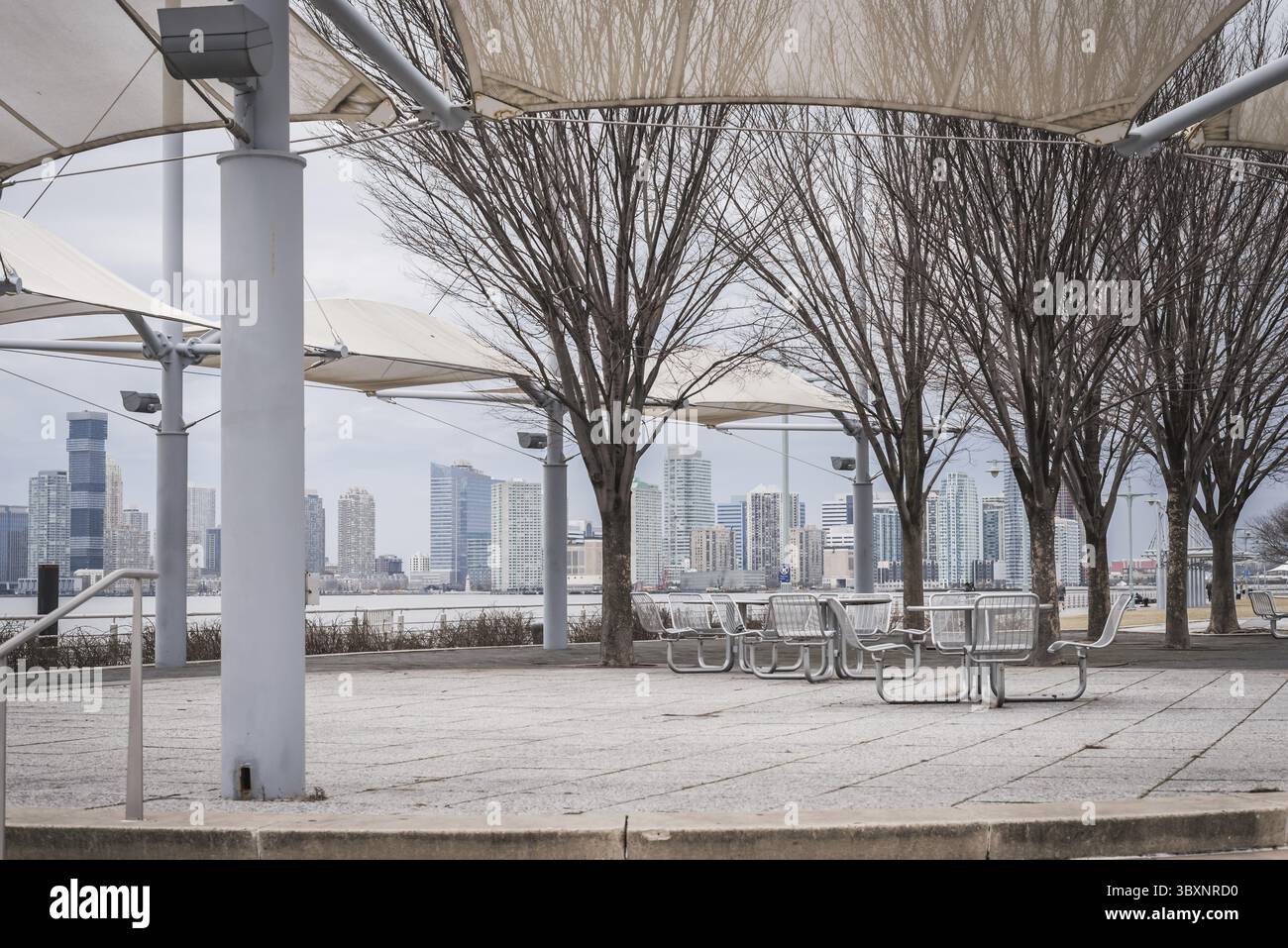 Pubblico terrazza lungo il Fiume Hudson River Greenway a New York con vista dello skyline della citta' Foto Stock
