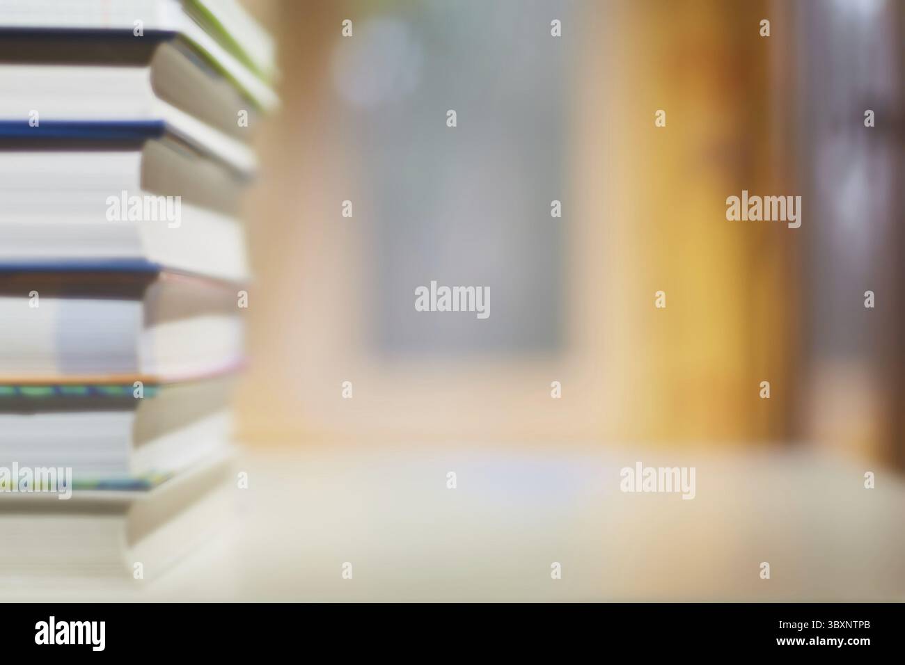 Formazione e formazione. Una pila di libri sulla scrivania, sulla finestra e sulla libreria si sono sfocati Foto Stock