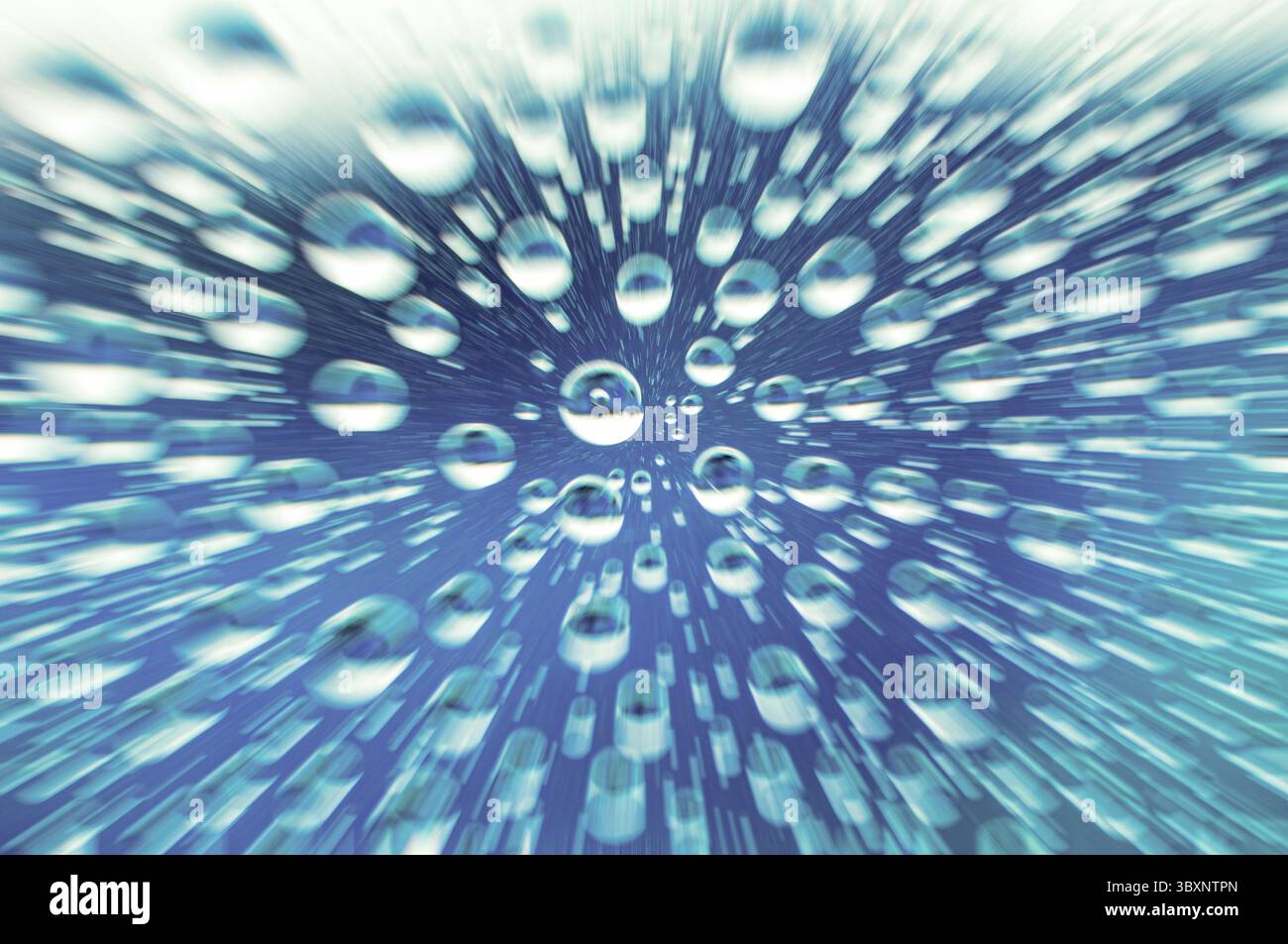 Ingrandendo le gocce di pioggia limpide su vetro trasparente con sfondo blu oceano Foto Stock