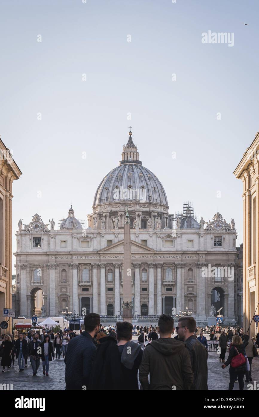 Vaticano, Roma, Italia - 17 novembre 2017: il gruppo di amici preparando a visitare il Vaticano a Roma Foto Stock