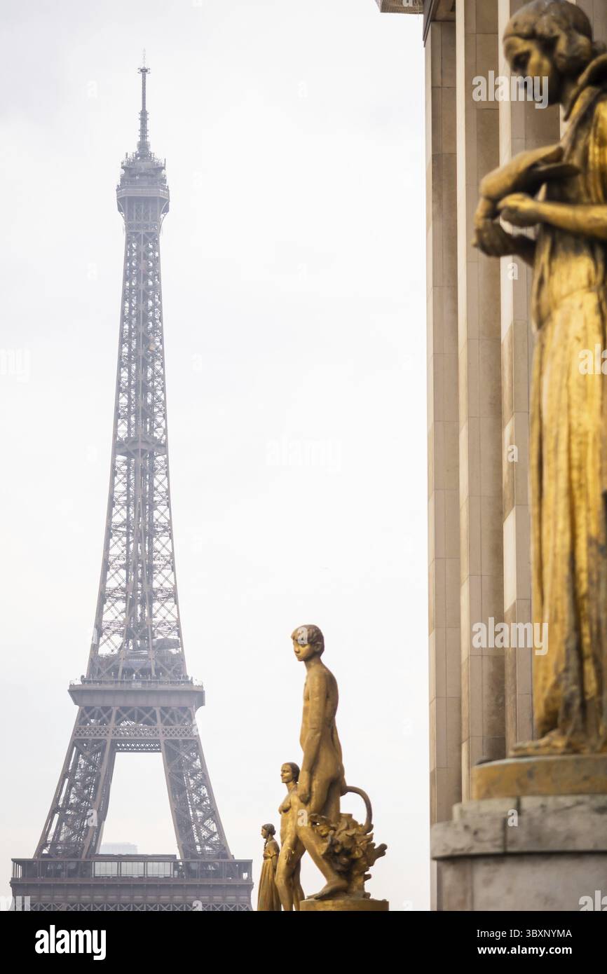 La Torre Eiffel da Place du Trocadero a Parigi - architettura parigina Foto Stock
