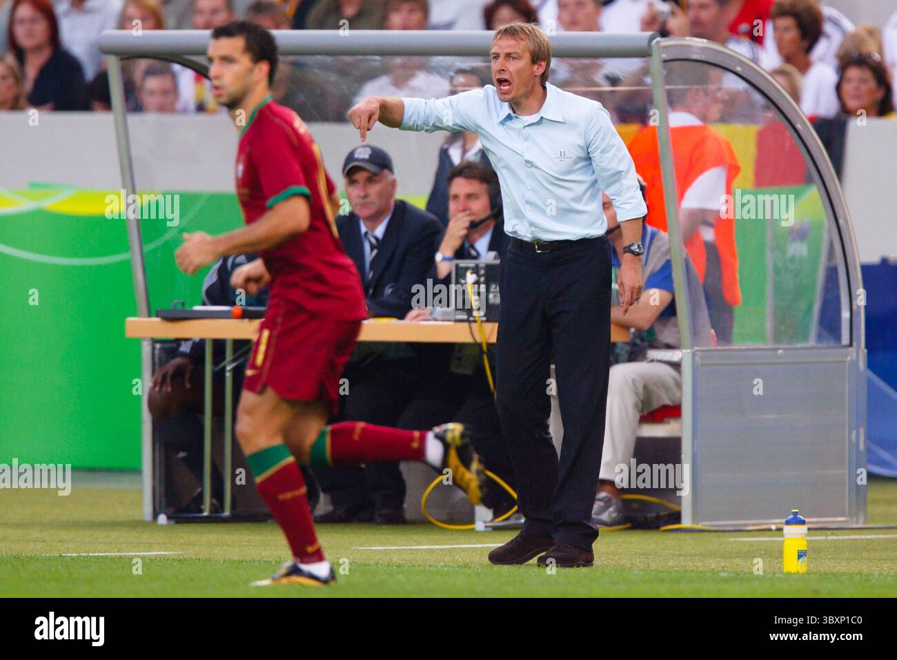 L'allenatore tedesco Jurgen Klinsmann dirige la sua squadra durante la partita del terzo posto della Coppa del mondo FIFA contro il Portogallo l'8 luglio 2006 al Gottlieb-Daimler Stadion di Stoccarda, Germania. Solo per uso editoriale. Uso commerciale vietato. (Fotografia di Jonathan Paul Larsen / Diadem Images) Foto Stock