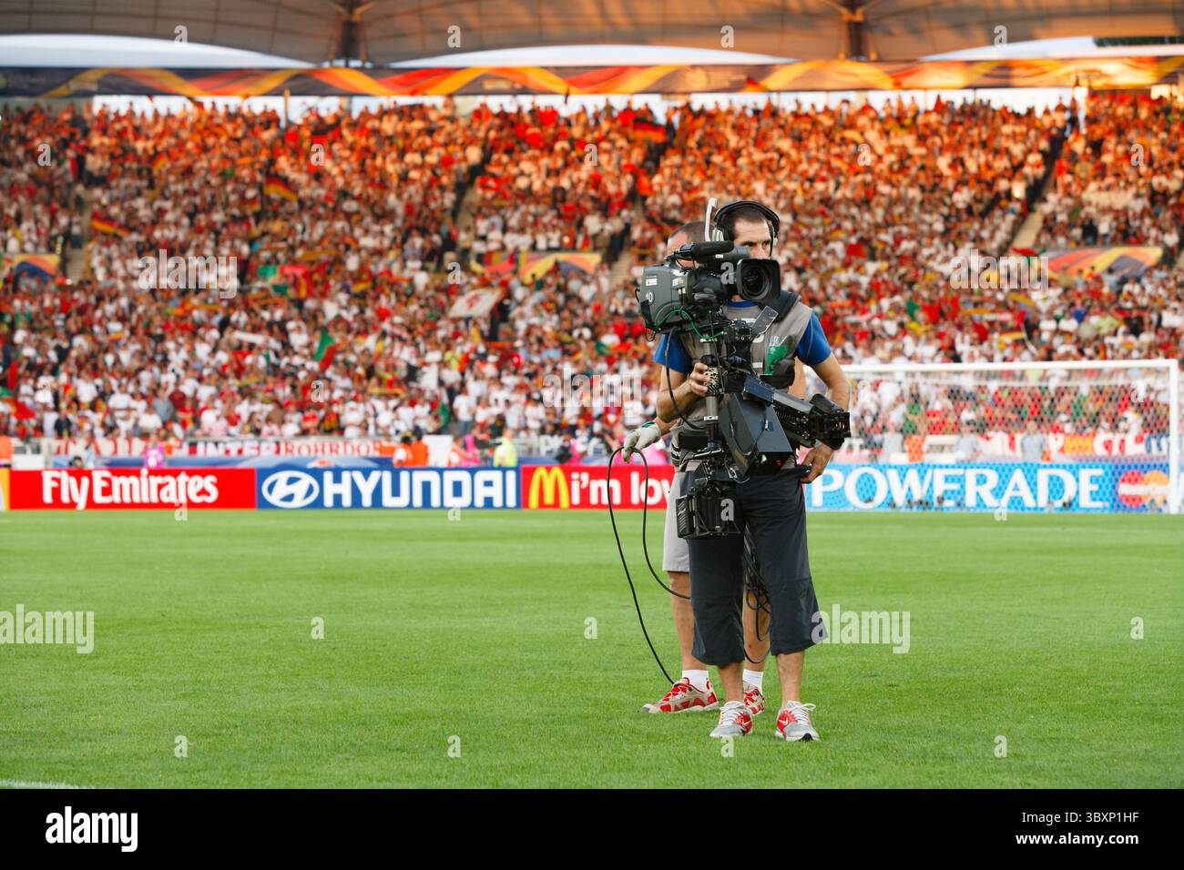 Un cameraman trasmesso è di stanza sul campo prima della partita del terzo posto della Coppa del mondo FIFA tra Germania e Portogallo l'8 luglio 2006 al Gottlieb-Daimler Stadion di Stoccarda, Germania. Solo per uso editoriale. Uso commerciale vietato. (Fotografia di Jonathan Paul Larsen / Diadem Images) Foto Stock