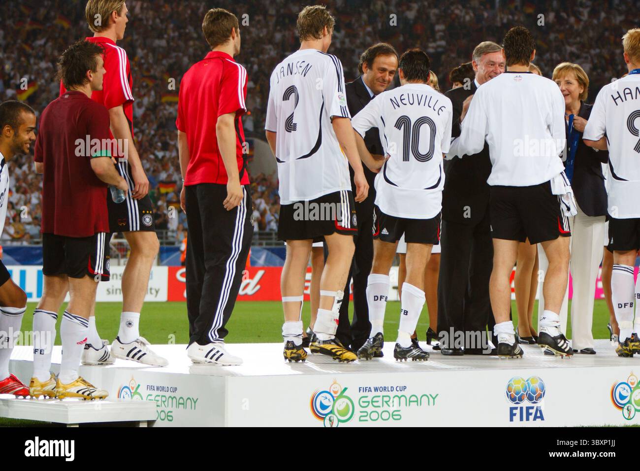 Ai giocatori tedeschi vengono assegnate medaglie dopo aver sconfitto il Portogallo 3-1 nella partita del 3° posto della Coppa del mondo FIFA l'8 luglio 2006 al Gottlieb-Daimler Stadion di Stoccarda, Germania. Solo per uso editoriale. Uso commerciale vietato. (Fotografia di Jonathan Paul Larsen / Diadem Images) Foto Stock