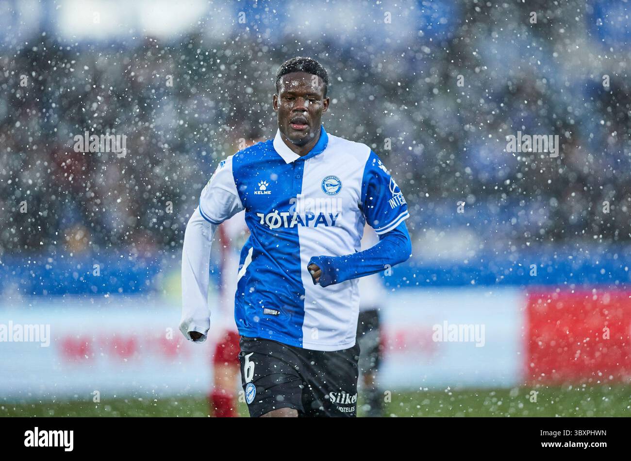 27 novembre 2021, VITORIA, VIZCAYA, SPAGNA: Mamadou Loum del Deportivo Alaves durante il campionato spagnolo, la Liga Santander, partita di calcio giocata tra il Deportivo Alaves e il Celta de Vigo allo stadio Mendizorroza il 27 novembre 2021 a Vitoria, Spagna. (Immagine di credito: © Inigo Larreina/AFP7 tramite ZUMA Press Wire) Foto Stock