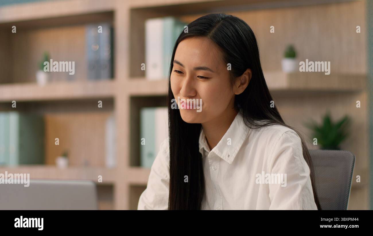 Positivo asiatico giapponese ragazza ufficio lavoratore datore di lavoro HR manager business donna gioiosa coreano donna d'affari che parla online video chiamata computer Foto Stock
