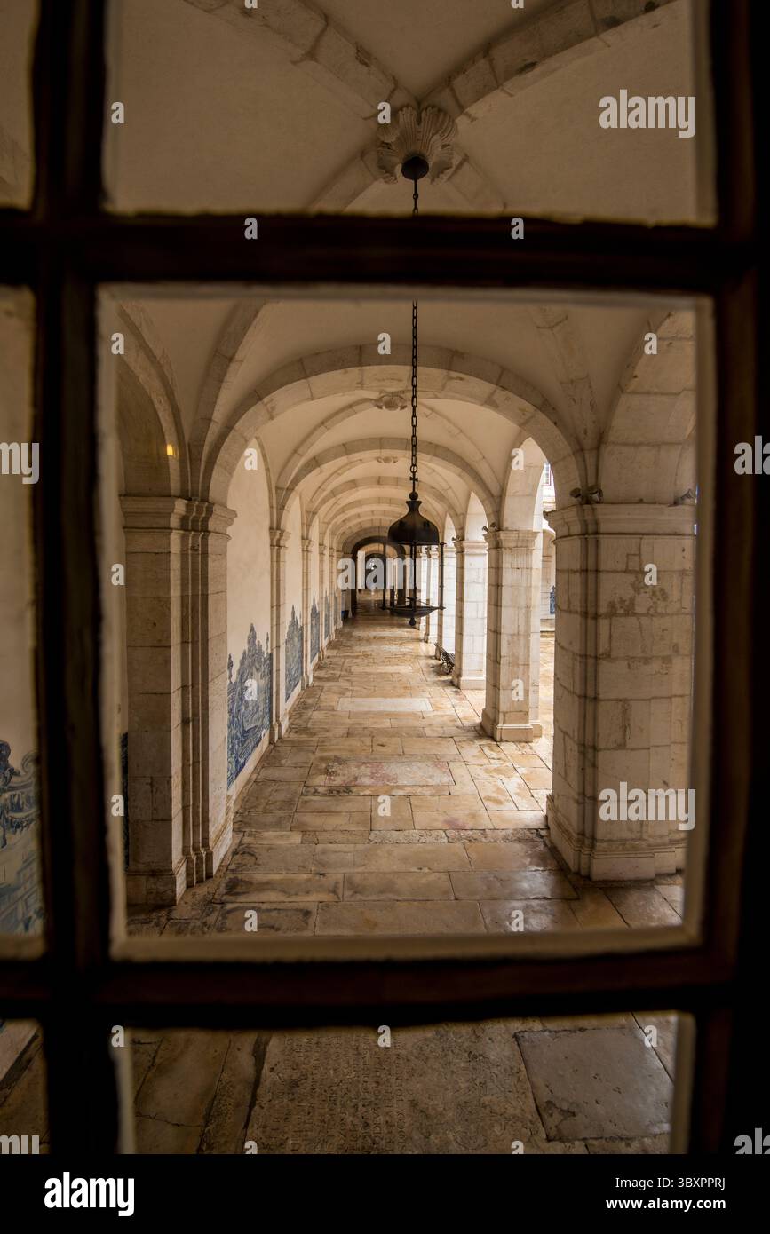 Archi piastrellati nel monastero di San Vincenzo fuori le mura o nella chiesa e nel monastero di Sao Vicente de Fora, Lisbona, Portogallo. Foto Stock