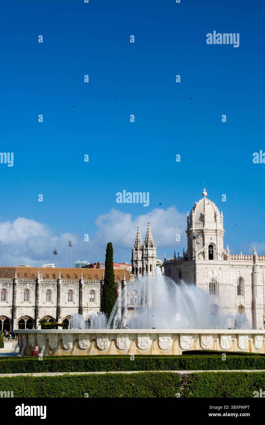Fonte luminosa de Belem di fronte al Monastero di Jeronimos, Piazza dell'Impero, quartiere di Belem, Lisbona, Portogallo. Foto Stock