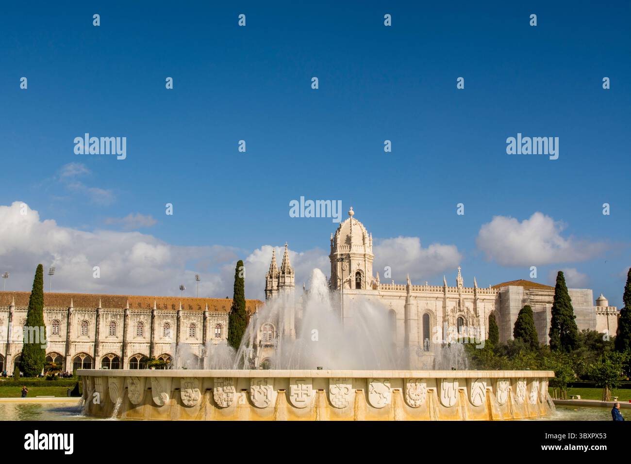 Fonte luminosa de Belem di fronte al Monastero di Jeronimos, Piazza dell'Impero, quartiere di Belem, Lisbona, Portogallo. Foto Stock