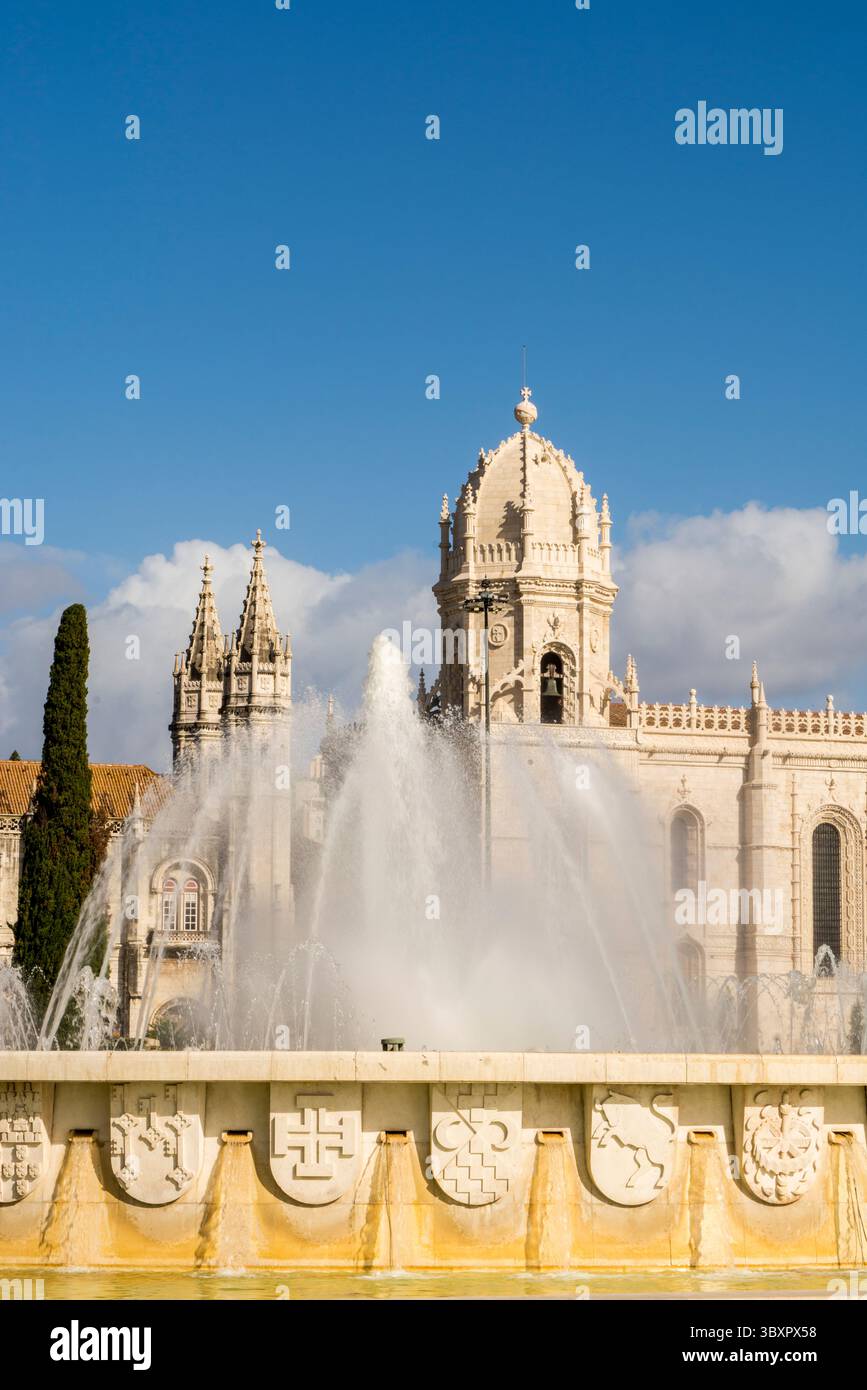 Fonte luminosa de Belem di fronte al Monastero di Jeronimos, Piazza dell'Impero, quartiere di Belem, Lisbona, Portogallo. Foto Stock