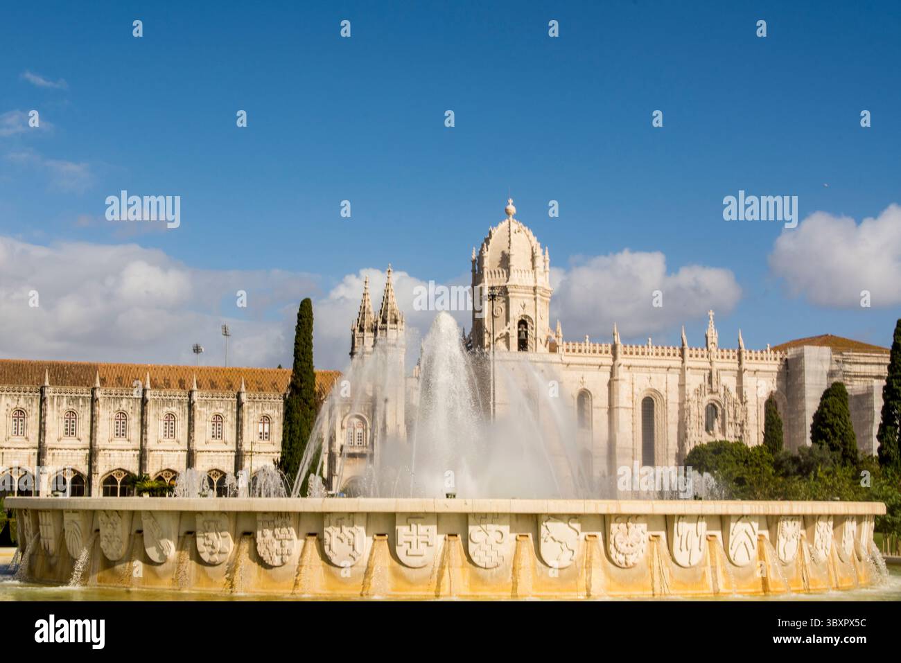 Fonte luminosa de Belem di fronte al Monastero di Jeronimos, Piazza dell'Impero, quartiere di Belem, Lisbona, Portogallo. Foto Stock
