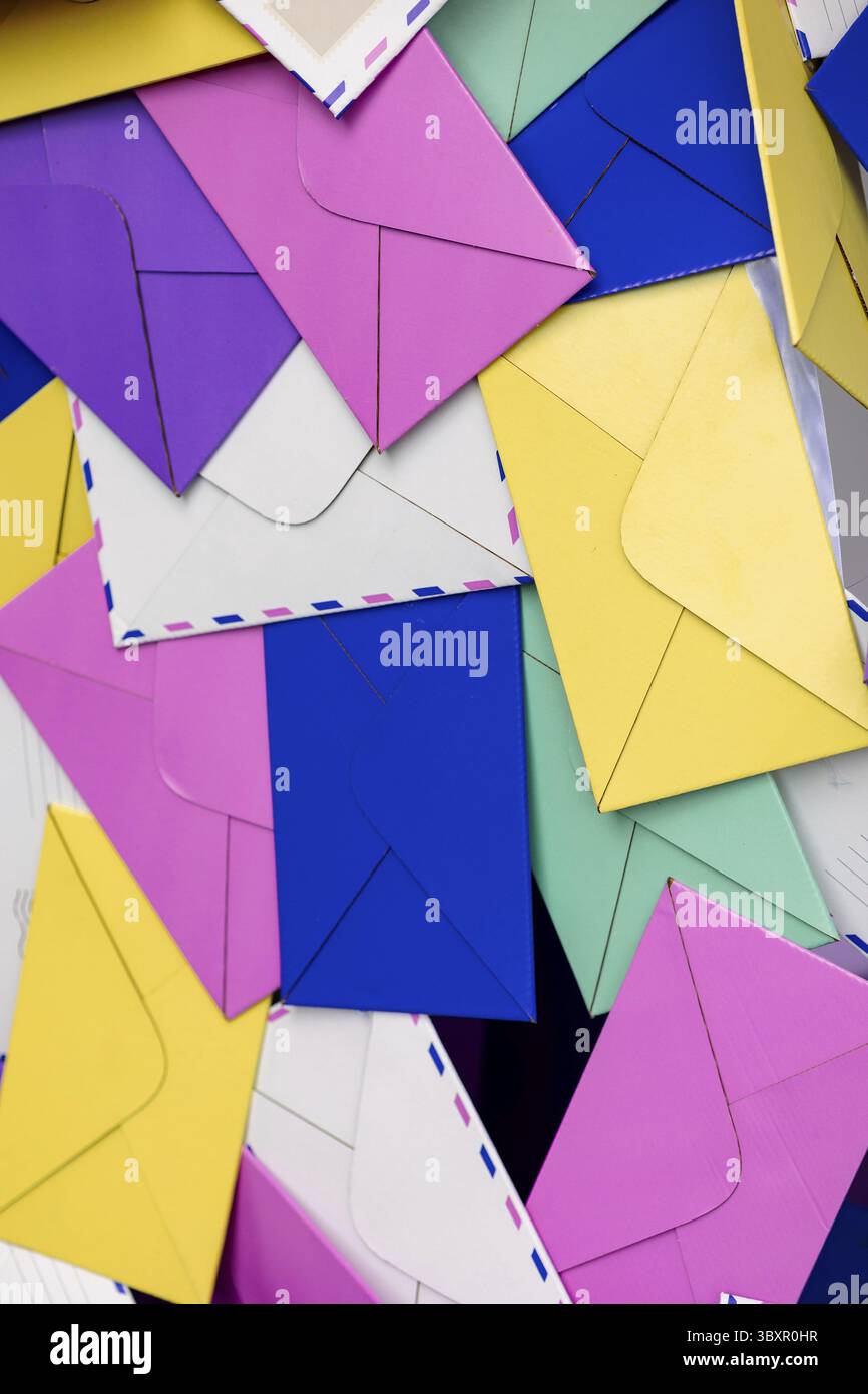 Buste di carta colorata. Design del banner luminoso, sfondo multicolore. Foto verticale Foto Stock