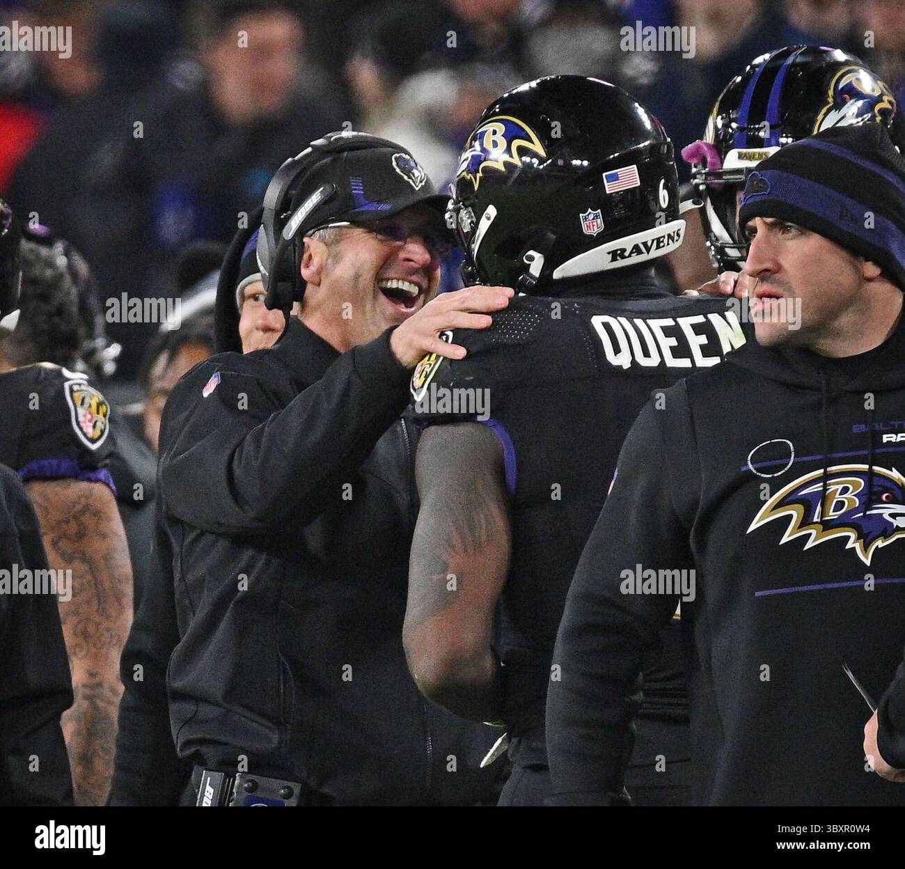 29 novembre 2021: Il capo-allenatore dei Ravens John Harbaugh, a sinistra, festeggia con Patrick Queen a bordo campo dopo aver sconfitto i Browns in un match chiave della AFC North. (Immagine di credito: © Kenneth K. Lam/The Baltimore Sun/TNS via ZUMA Press Wire) Foto Stock
