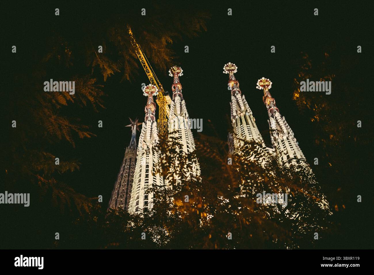 29 novembre 2021, Barcellona, Catalogna, Spagna: La nuova stella di cristallo gigante in cima alla guglia della Vergine Maria della Basilica "la Sagrada Familia". A causa della crisi Corona-virus la data di completamento è stata posticipata e non ci sarà una nuova data annunciata fino al 2024, quando i lavori si spera di nuovo al ritmo del 2019. (Immagine di credito: © Matthias Oesterle/ZUMA Press Wire) Foto Stock