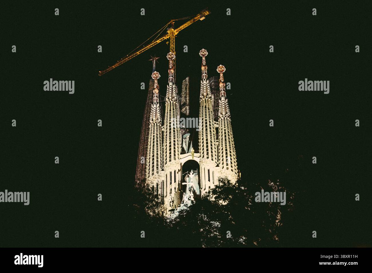 29 novembre 2021, Barcellona, Catalogna, Spagna: La nuova stella di cristallo gigante in cima alla guglia della Vergine Maria della Basilica "la Sagrada Familia". A causa della crisi Corona-virus la data di completamento è stata posticipata e non ci sarà una nuova data annunciata fino al 2024, quando i lavori si spera di nuovo al ritmo del 2019. (Immagine di credito: © Matthias Oesterle/ZUMA Press Wire) Foto Stock