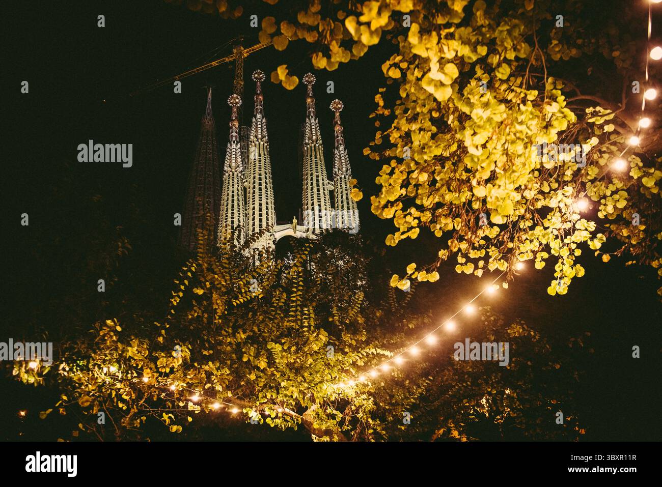 29 novembre 2021, Barcellona, Catalogna, Spagna: La nuova stella di cristallo gigante in cima alla guglia della Vergine Maria della Basilica "la Sagrada Familia". A causa della crisi Corona-virus la data di completamento è stata posticipata e non ci sarà una nuova data annunciata fino al 2024, quando i lavori si spera di nuovo al ritmo del 2019. (Immagine di credito: © Matthias Oesterle/ZUMA Press Wire) Foto Stock
