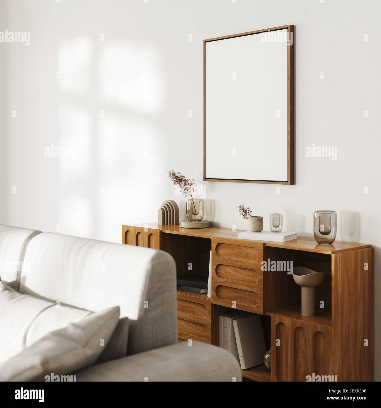Cornice vuota riprodotta sopra l'armadietto in legno con decorazioni su parete bianca con luce solare, divano grigio, interni moderni del soggiorno, 3d. Foto Stock