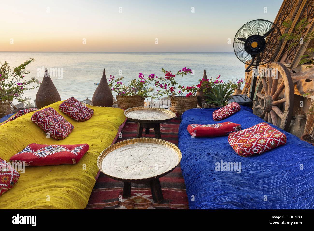 Caffè arabo orientale d'epoca. Luogo per rilassarsi sulla spiaggia di Ras Umm El Sid del Mar Rosso. Sharm El Sheikh, Egitto. Foto Stock