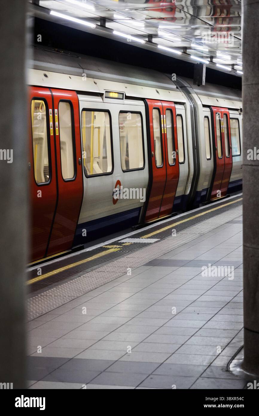 Un treno della metropolitana nel tubo di Londra Foto Stock