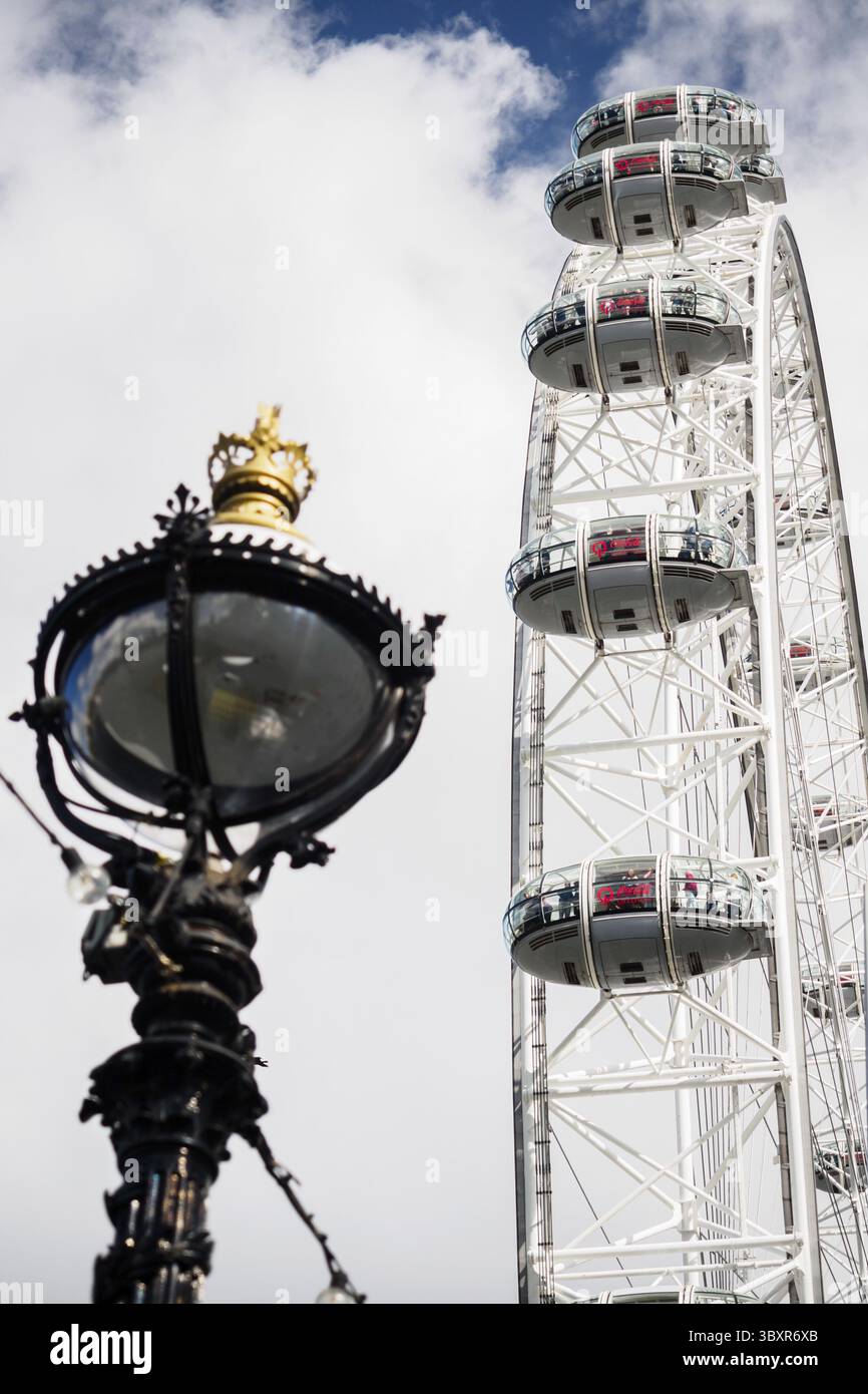 Londra, UK - 13 settembre 2019 : London Eye con una delle lampade lungo il Tamigi Foto Stock