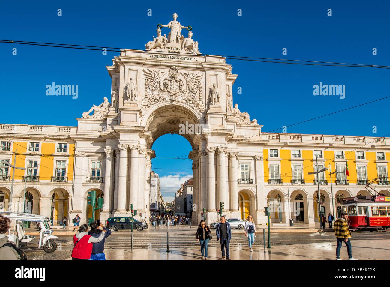 Il tram passa per l'Arco da Rua Augusta o Arco di Trionfo di Praca do Comercio, Lisbona, Portogallo. Foto Stock